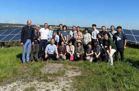 Landrat Volker Boch mit der Besuchergruppe Seikatsu Club auf dem RHE-Gelände