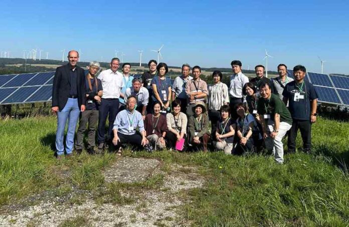 Landrat Volker Boch mit der Besuchergruppe Seikatsu Club auf dem RHE-Gelände